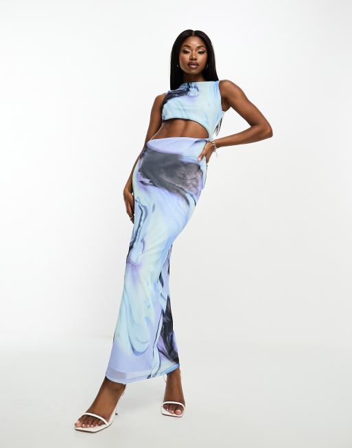 ASOS DESIGN – Niebieska sukienka maxi z wycięciem z siateczki w marmurkowy wzór