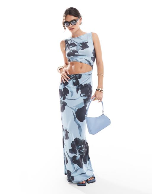 ASOS DESIGN – Niebieska sukienka midi bez rękawów z wycięciem w kwiatowy wzór