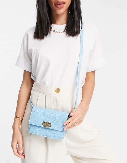 ASOS DESIGN – Niebieska torebka crossbody we wzór krokodyla z metalowymi detalami