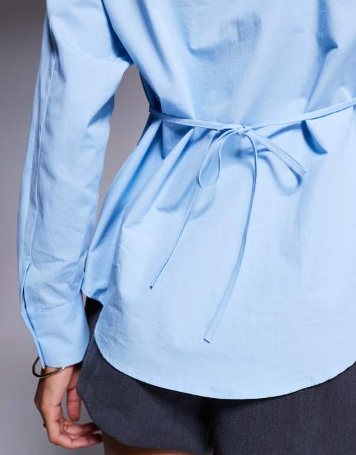 ASOS DESIGN – Niebieska wiązana na plecach koszula z poduszkami na ramionach, 2 z 4