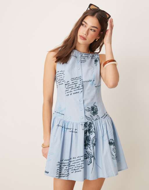 ASOS DESIGN – Niebieska zapinana na guziki sukienka mini z prostym dekoltem i obniżoną talią w kwiatowy wzór