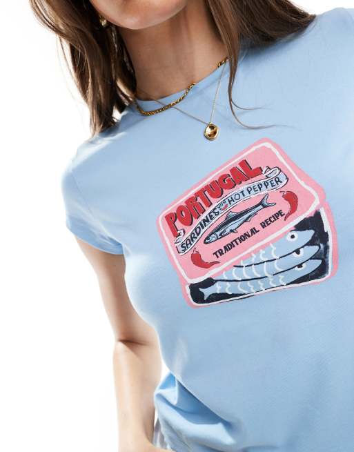 ASOS DESIGN – Niebieski krótki i obcisły T-shirt z nadrukiem sardynek, 3 z 4
