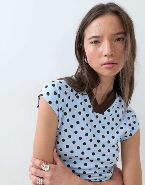 ASOS DESIGN – Niebieski sportowy top w groszki z dekoltem w szpic, część zestawu - view 1