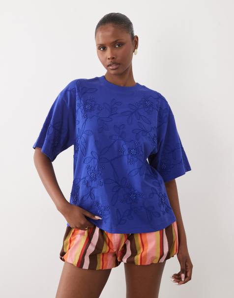 ASOS DESIGN – Niebieski T-shirt o pudełkowym kroju z haftowanymi kwiatami - view 1