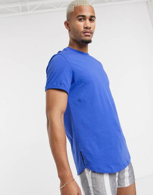 ASOS DESIGN – Niebieski T-shirt o wydłużonym fasonie z podwijanymi rękawami i rozcięciami po bokach