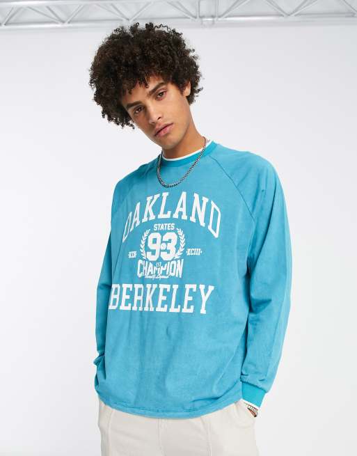 ASOS DESIGN – Niebieski T-shirt oversize z długimi rękawami i nadrukiem uczelnianym z efektem sprania