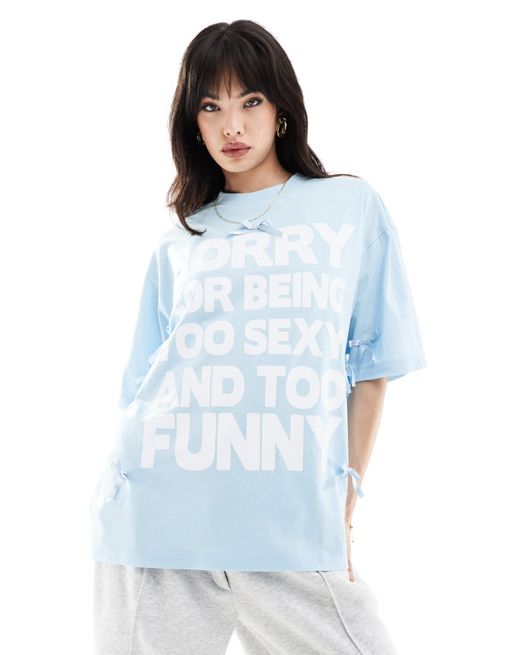 FhyzicsShops DESIGN – Niebieski T-shirt oversize z napisem „Sorry“ i kokardkami