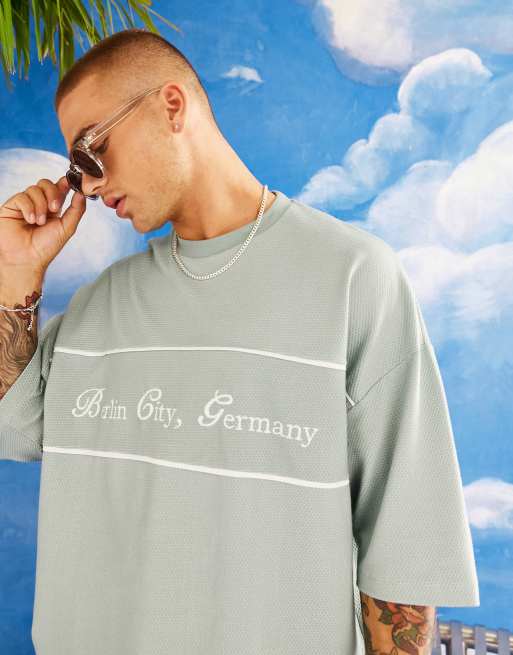 ASOS DESIGN – Niebieski teksturowany T-shirt oversize z haftowanym napisem „Berlin”