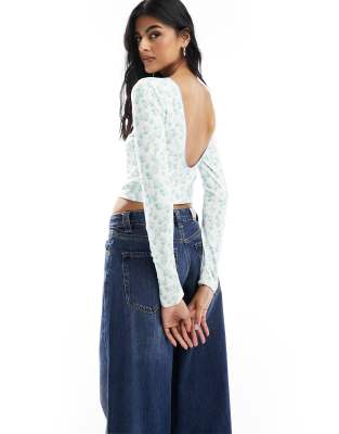 ASOS DESIGN – Niebieski top z odkrytymi plecami w drobny kwiatowy wzór