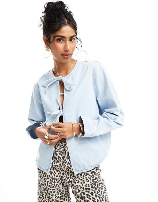 ASOS DESIGN – Niebieski wiązany z przodu top jeansowy z długimi rękawami i efektem wybielenia