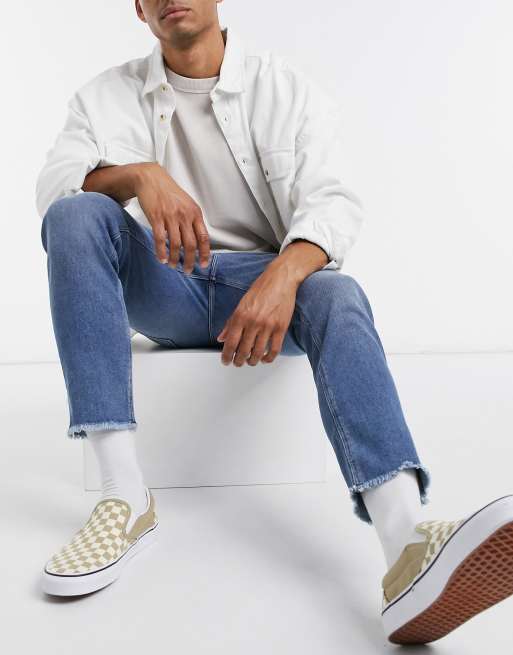 ASOS DESIGN – Niebieskie jeansy o dopasowanym kroju z surowym wykończeniem