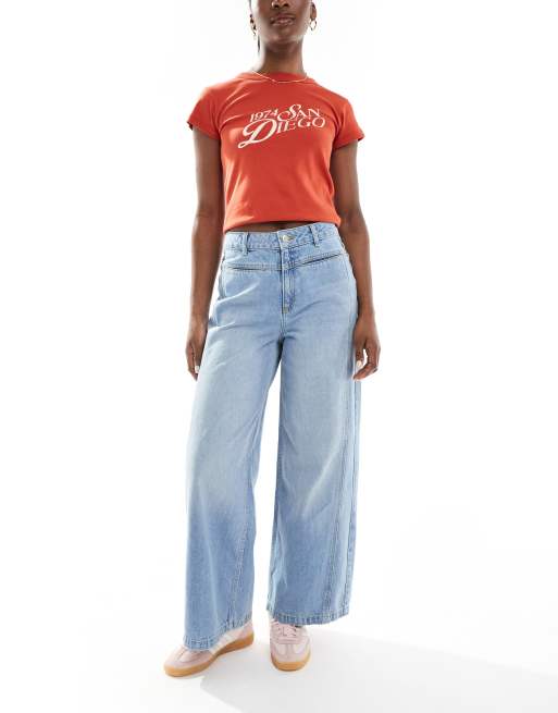 ASOS DESIGN – Niebieskie jeansy o krótszym fasonie z szerokimi nogawkami i ozdobnymi kieszeniami z przodu
