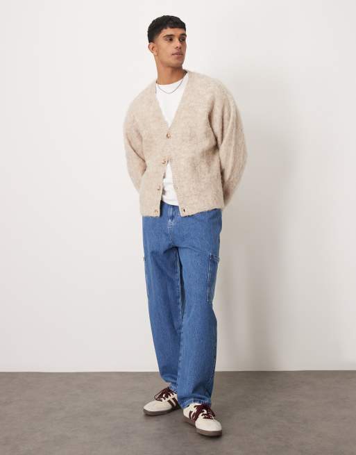 ASOS DESIGN – Niebieskie jeansy skater o szerokim kroju z bojówkowymi kieszeniami