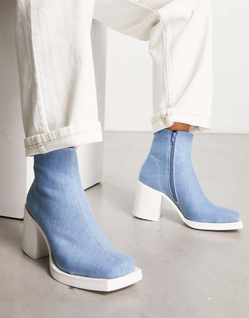ASOS DESIGN – Niebieskie sztyblety na obcasie z białą podeszwą i jeansową cholewką