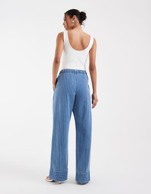 ASOS DESIGN – Niebieskie wciągane jeansy z szerokimi nogawkami w paski, 3 z 5