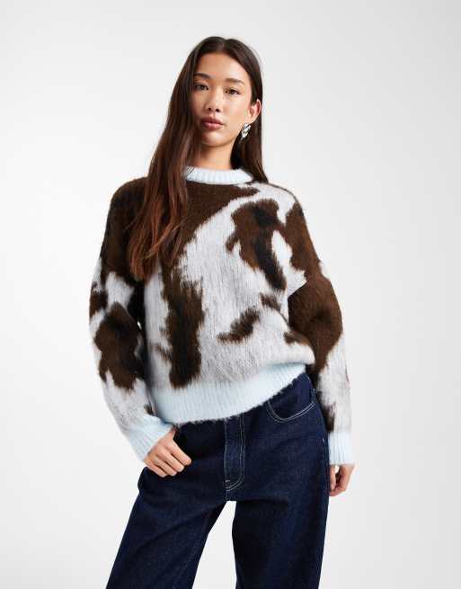 ASOS DESIGN – Niebiesko-brązowy sweter ze szczotkowanej dzianiny w abstrakcyjny żakardowy wzór w krowie łaty