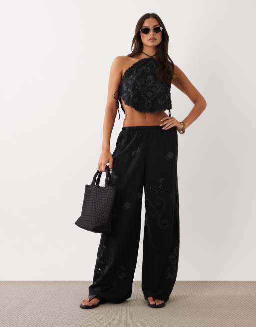 ASOS DESIGN - Nienna - Geborduurde strandtop met halternek in zwart, 2 van 4