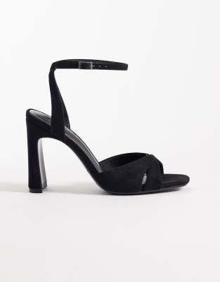 ASOS DESIGN - Nightcap - Filigrane Sandalen in Schwarz mit überkreuzten Riemen und Blockabsatz