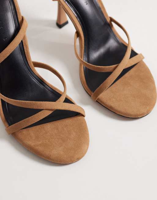 ASOS DESIGN – Nikki – Beige sandaler i mockaimitation med smala, korsade remmar och hög klack, 4 av 4