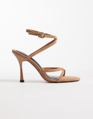 ASOS DESIGN - Nikki - Filigrane High-Heels-Sandalen aus Wildlederimitat in Sand mit überkreuztem Detail-Neutral