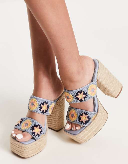ASOS DESIGN - Nirvana - Sabot con plateau e tacco con motivo all'uncinetto multicolore 