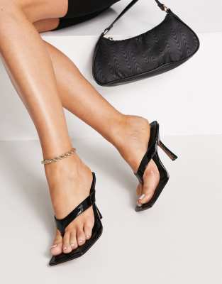 asos design -  – Nissa – Absatzsandalen mit Zehensteg in schwarzer Lackoptik