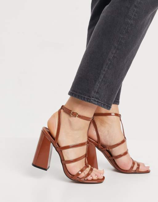 ASOS DESIGN – Nobel – Sandalen mit Riemen in Gitteroptik und Blockabsatz in dunkelbrauner Lackoptik