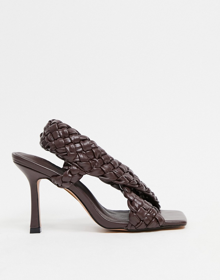 asos design -  – Nock – Sandalen mit Absatz und überkreuzten, geflochtenen Riemen in Schokoladenbraun