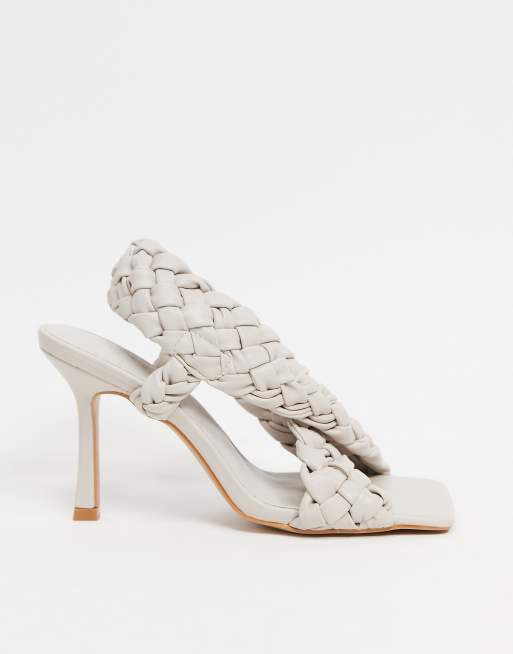 ASOS DESIGN – Nock – Sandalen mit Absatz und überkreuzten, geflochtenen Riemen in Weißgrau