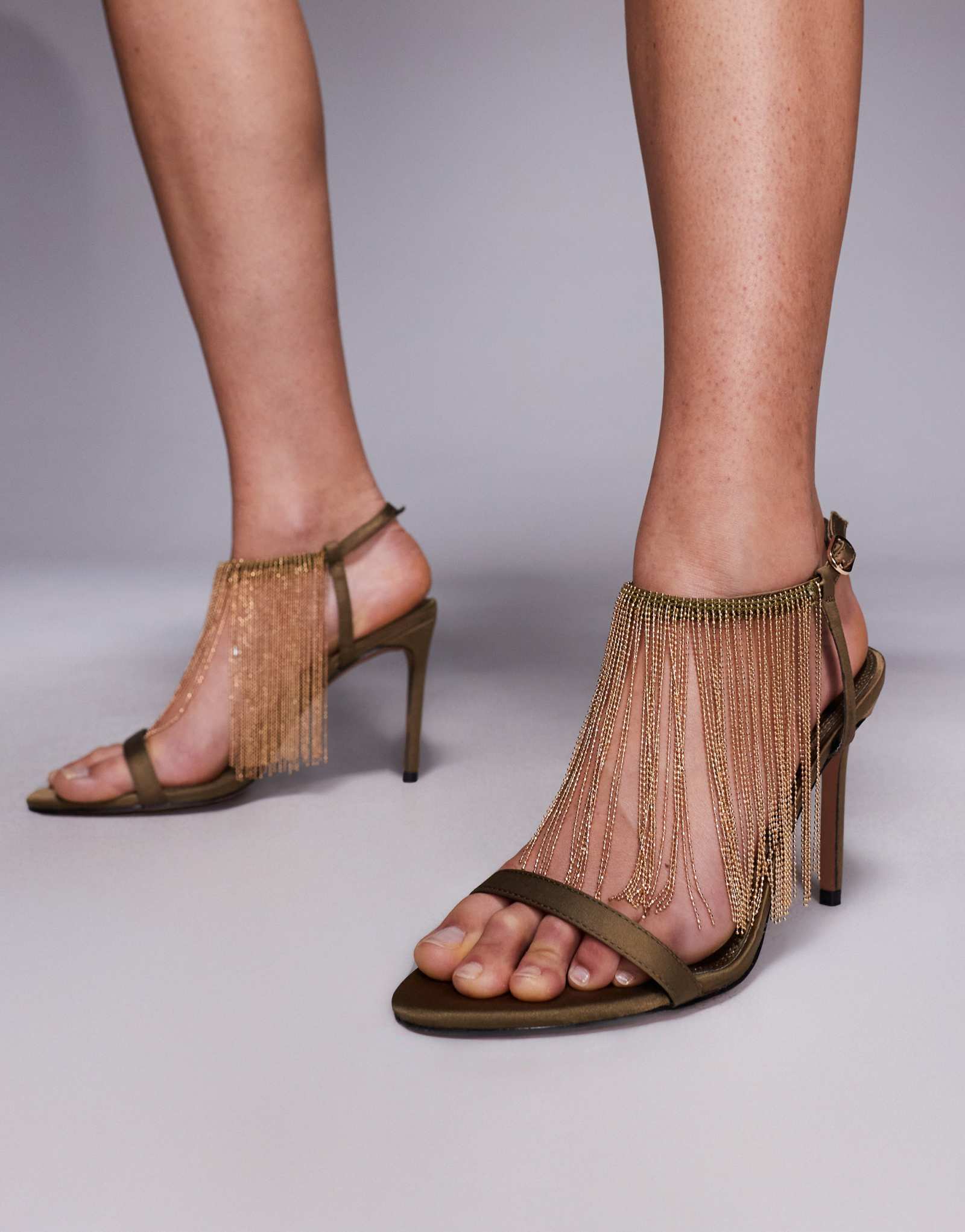 Босоножки на высоком каблуке ASOS DESIGN Noelle из оливкового атласа, украшенные бахромой