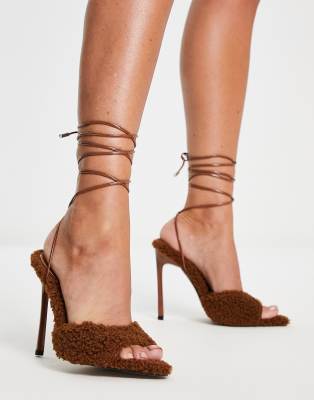 ASOS DESIGN - Notify - Sandali con tacco a punta in pile borg color cuoio con soletta interna 