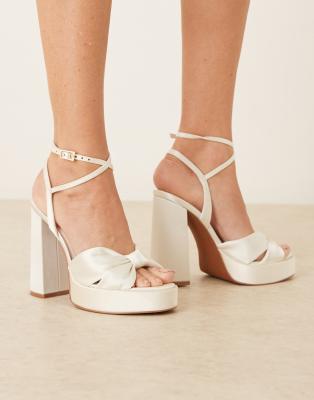 ASOS DESIGN - Nutcracker - Sandalen im Leinenlook in Elfenbein mit Knotendetail, Plateausohle und Blockabsatz-Weiß