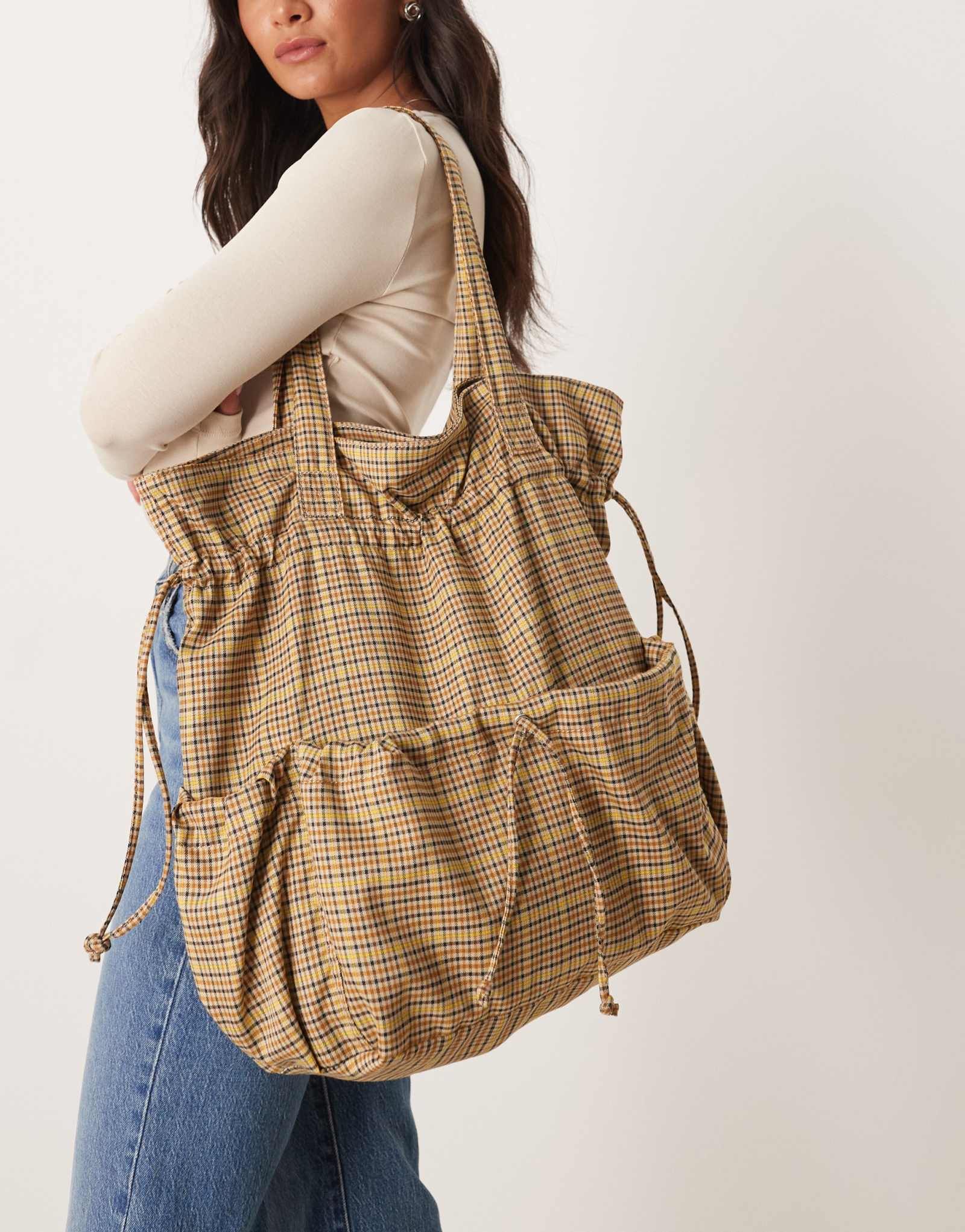 ДИЗАЙНЕРСКАЯ нейлоновая сумка-тоут с карманами и рюшами ASOS в клетку