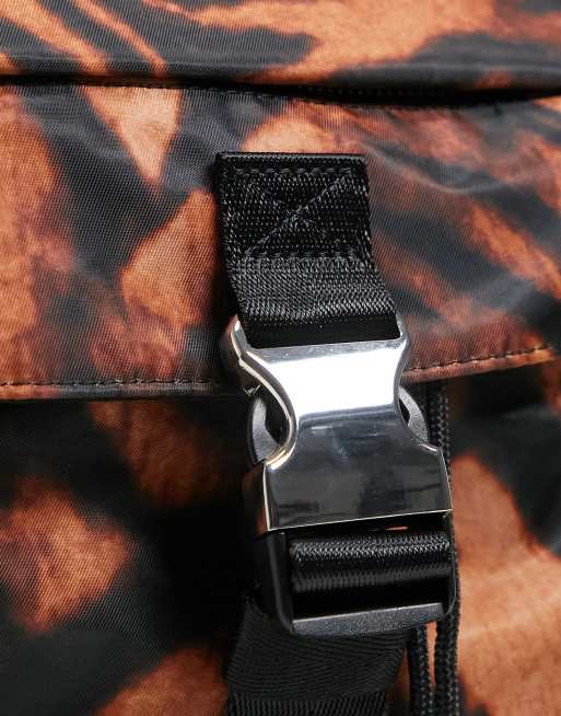 ASOS DESIGN - Nylon rugzak met tijgerprint en zijvakken, 4 van 4