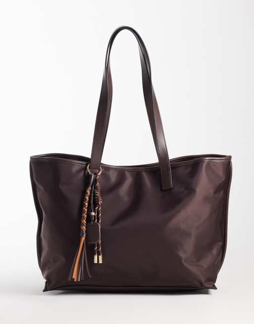 ASOS DESIGN nylon toteväska med avtagbar charm i chokladbrun, 1 av 4