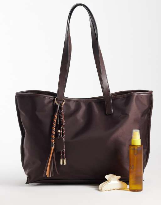 ASOS DESIGN nylon toteväska med avtagbar charm i chokladbrun, 2 av 4