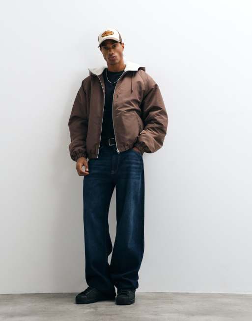 ASOS DESIGN nylonbomberjacka med teddytrim i huvan i brunt, 2 av 5