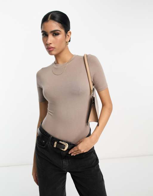 ASOS DESIGN – Obcisłe body o kroju T-shirtu w kolorze mocha
