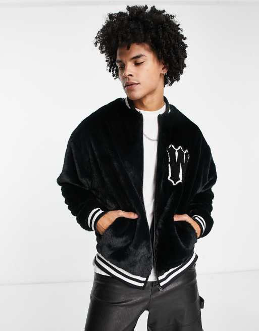 ASOS DESIGN – Obersicht-College Jacke aus Kunstpelz in Schwarz mit Aufnäher und Zierstreifen