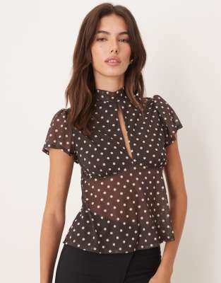ASOS DESIGN - Oberteil aus fließendem Netzstoff in Schokobraun mit weißen Polka-Dots, Flatterärmeln und Bindedetail hint...