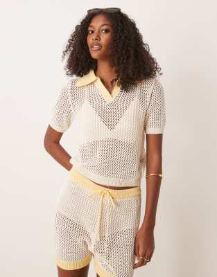 ASOS DESIGN - Oberteil aus grobmaschigem Strickstoff in Creme mit Polokragen in Gelb, Kombiteil-Weiß