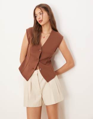 ASOS DESIGN - Oberteil aus Interlock-Stoff in Braun mit V-Ausschnitt und Knopfleiste