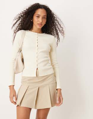 ASOS DESIGN - Oberteil aus kompaktem, schmalen Rippenstrick in Buttermilchgelb mit Knopfleiste