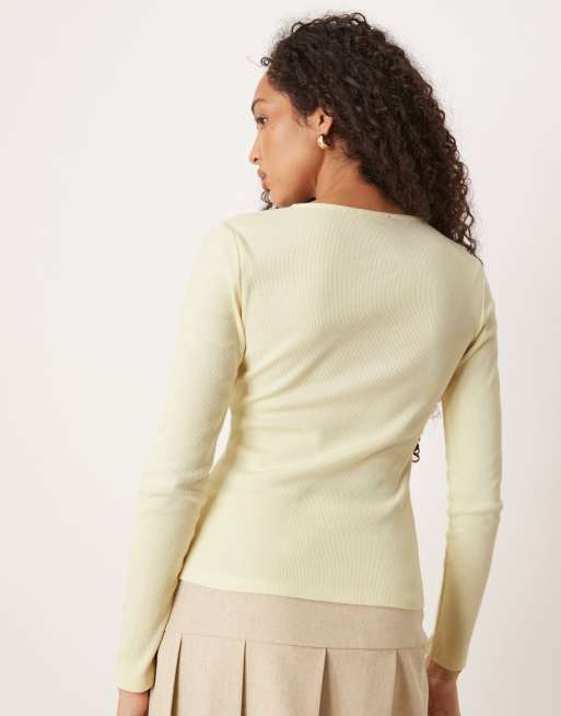 ASOS DESIGN – Oberteil aus kompaktem, schmalen Rippenstrick in Buttermilchgelb mit Knopfleiste, 4 von 4
