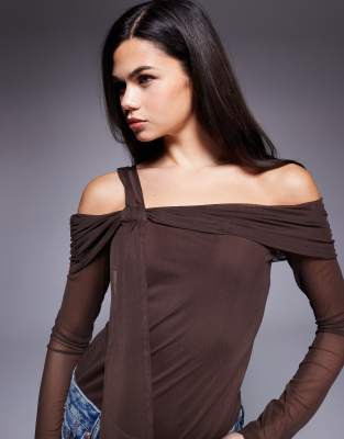 ASOS DESIGN - Oberteil aus Netzstoff in Braun mit Knotendetail und Carmen-Ausschnitt-Brown