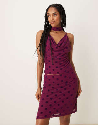 ASOS DESIGN - Oberteil aus Netzstoff in Pflaume mit beflocktem Punktemuster, tiefem Wasserfallausschnitt und Schaldetail...