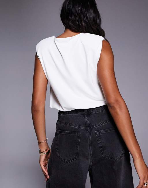 ASOS DESIGN – Oberteil aus Polyamid in Elfenbein mit Schulterpolstern und Ballonsaum, 4 von 4