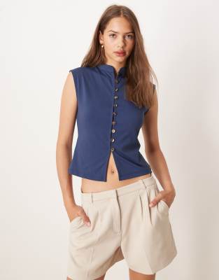 ASOS DESIGN - Oberteil aus Polyamid mit durchgehender Knopfleiste und angeschnittenen Ärmeln in Marineblau