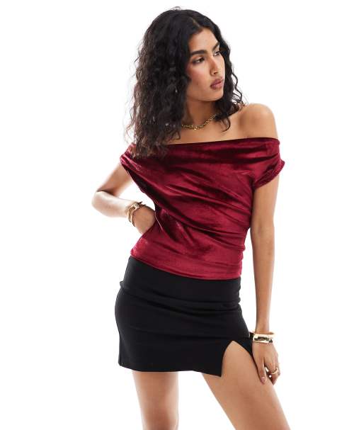 ASOS DESIGN – Oberteil aus Samt in Rot mit Wasserfallausschnitt - view 1