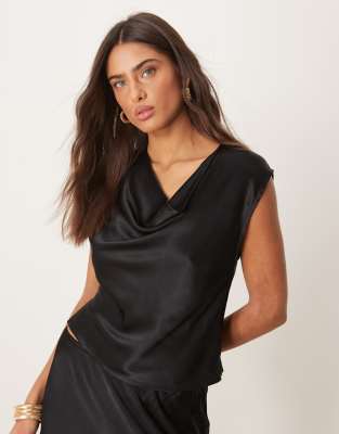 ASOS DESIGN - Oberteil aus Satin in Schwarz mit Wasserfallausschnitt, Kombiteil